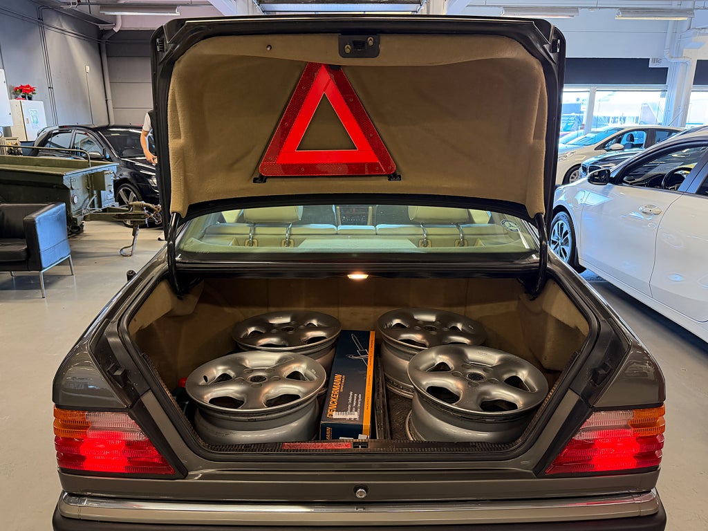 Mercedes-Benz 300 1990 - miniatyr 12