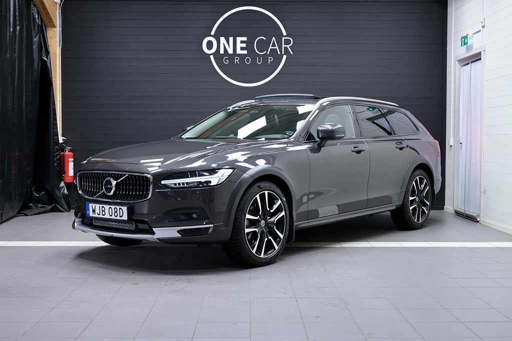 Volvo V90 Cross Country B4 AWD MOMS Pano B&W Drag HuD Skinn Minne D-Värm 