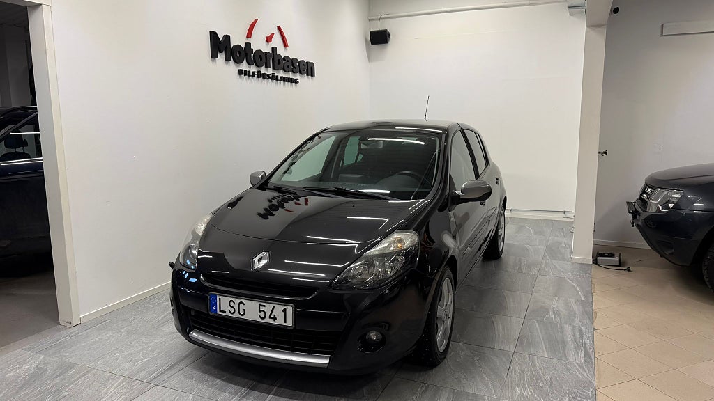 Renault Clio 5-dörrars Halvkombi 1.2 E85 | Ny Servad | Night N Day 