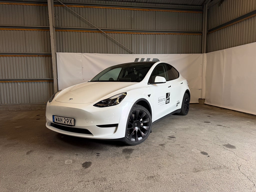 Tesla Model Y Standard Range RWD Skinn Pano MOMS