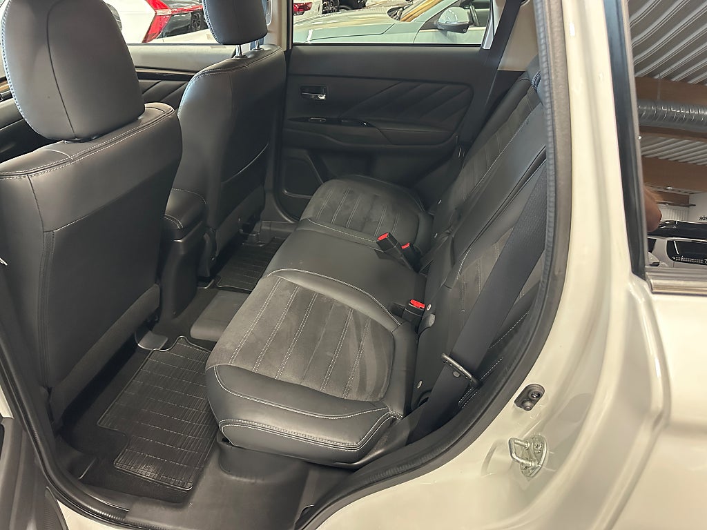 Mitsubishi Outlander PHEV Comfort Automat4+4 Dragkrok  thumbnail