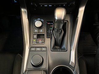 Lexus NX 300h AWD 2.5 AWD 197hk MoK-värmare/Drag/P-sens/SoV