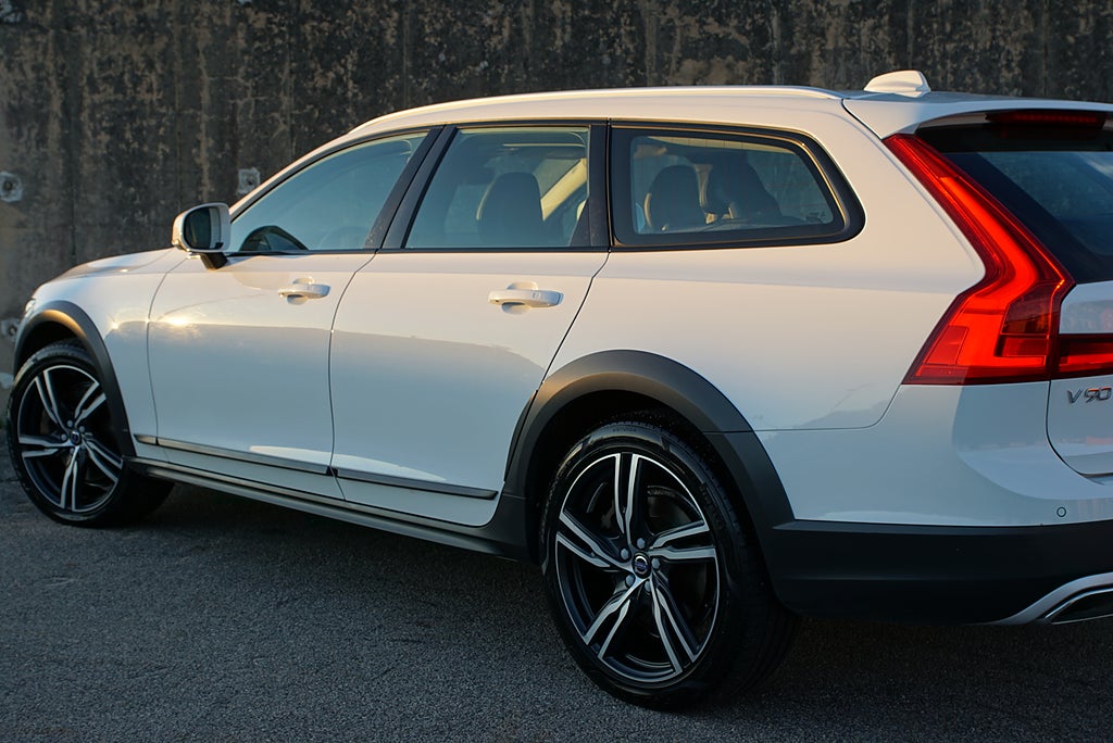 Volvo V90 Cross Country D4 AWD Pro 2-Brukare|Drag|360°|Värmare|BLIS|