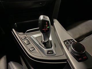 Sedan BMW 330e 16 av 24