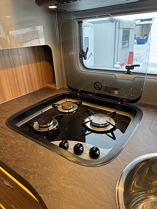 Husbil-integrerad Knaus Sun i 900 LX 177HK AUT Queensbed & exklusivt badrum! 9 av 28