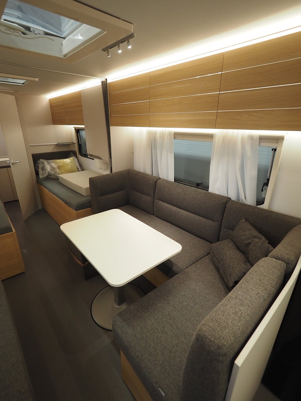 Adria Adora 613 HT I Frontkök I ALDE I Låga långbäddar 2021