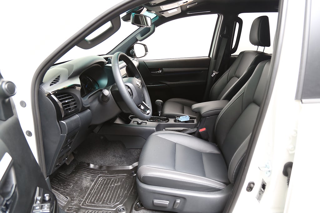 Toyota Hilux Dubbelhytt 2,8 MHEV 204hk Invincible 4WD Flak/Kåpa Moms