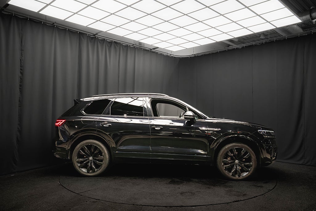 Volkswagen Touareg TDI 4M R-Line BLACK MAX PANO LUFT 21' DRAG D-VÄRM MOMS