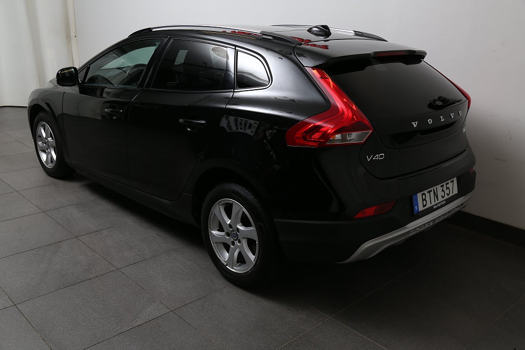Volvo V40 Cross Country D2 120hk Momentum BE PRO Panorama Värmare/VOC 2016