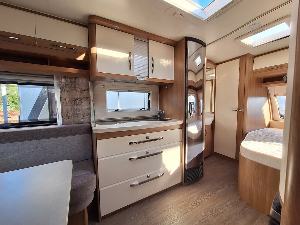 Hobby De Luxe 460 UFe Dubbelbädd, Mover, Nytt Tält