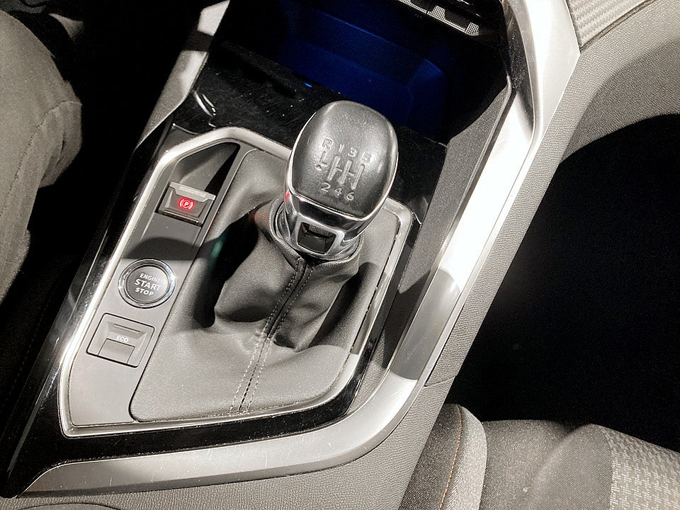 Bild på Peugeot 5008 Active 1.2 PT 130hk - 7-SITS, B-KAMERA