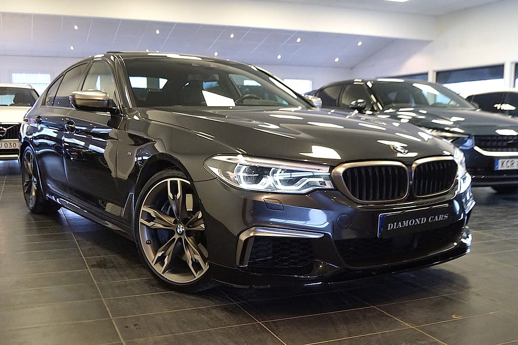 BMW M550 i xDrive Sedan Ultimate Edition B&W Taklucka Soft Close Drag