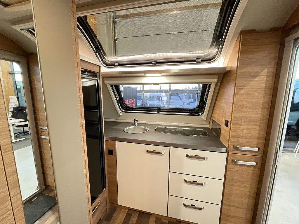 Weinsberg 390 PUH /Taksäng/Förtält/B-körkort/1310kg/Solcell - Weinsberg