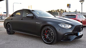 Mercedes-Benz AMG E63 S har en V8-motor som genererar 612 hästkrafter. 