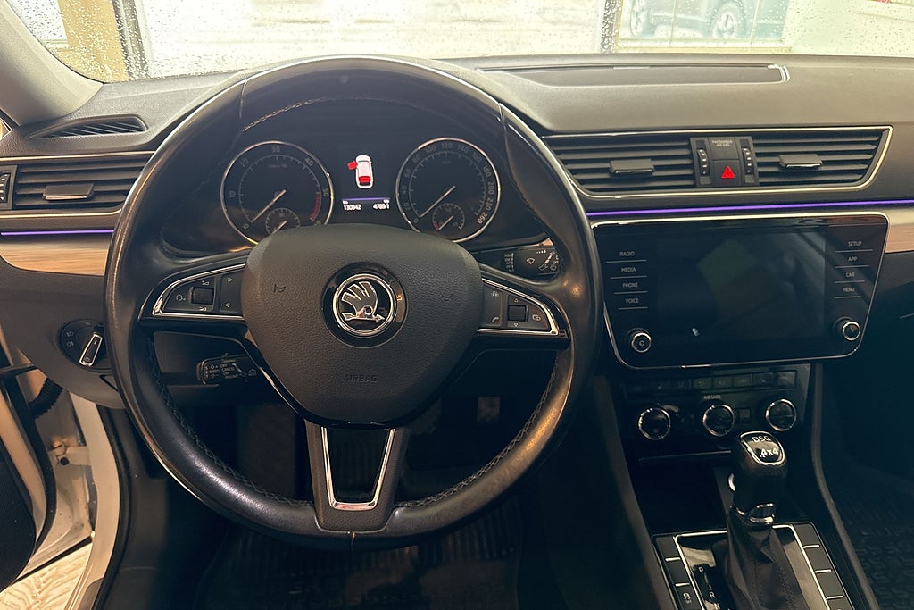 Skoda Superb Kombi 2.0 TDI 4x4 SCR Business Edi Drag Kamera Värmare  miniatyr 9