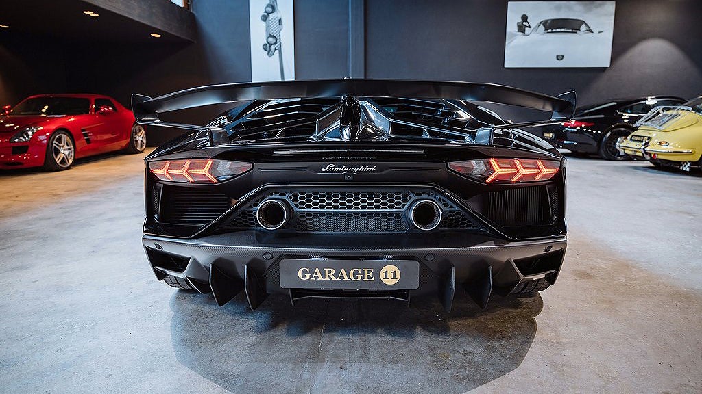 Under motorhuven finns en 6,5-liters V12-motor som genererar 770 hästkrafter. 