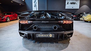 Under motorhuven finns en 6,5-liters V12-motor som genererar 770 hästkrafter. 