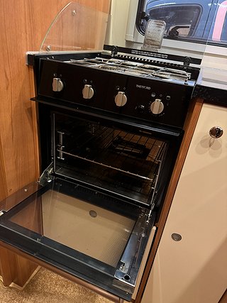 Husbil-integrerad LMC Grand Explorer I800 AUT 180HK 10 av 27
