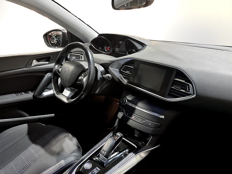 Bild på Peugeot 308 5D Allure 1.2 PT 130hk Aut - CARPLAY, BACKSENSORER