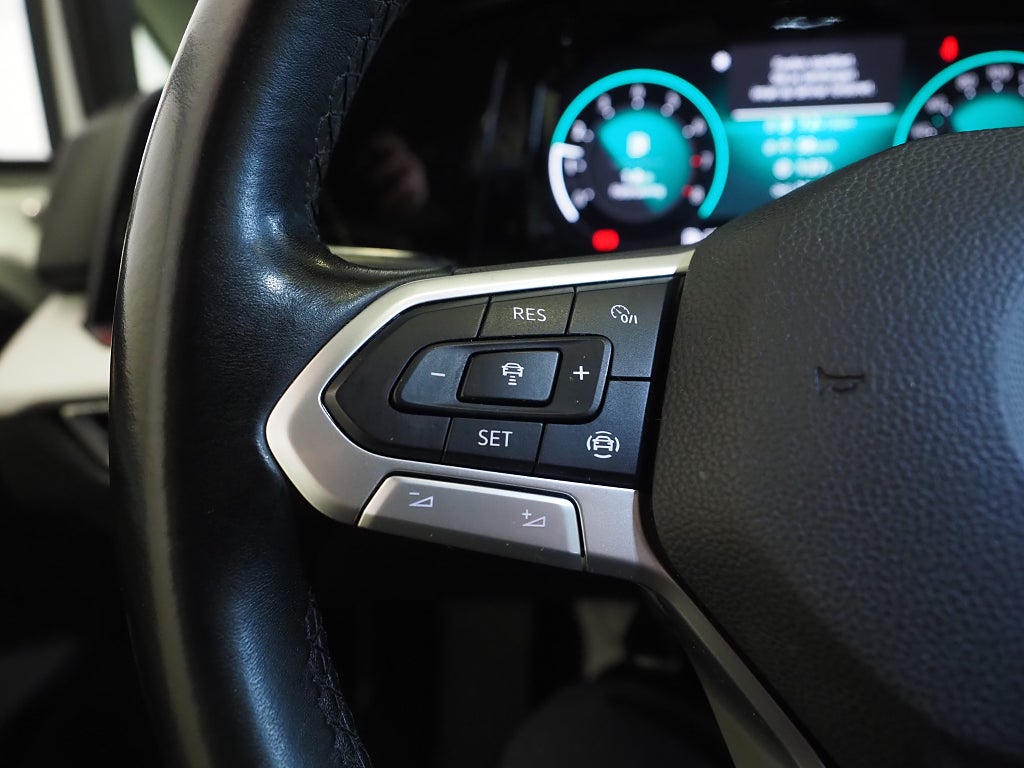 Volkswagen Golf SC 1.5 TSI 150hk Kamera P-Värmare Lane Assist Moms