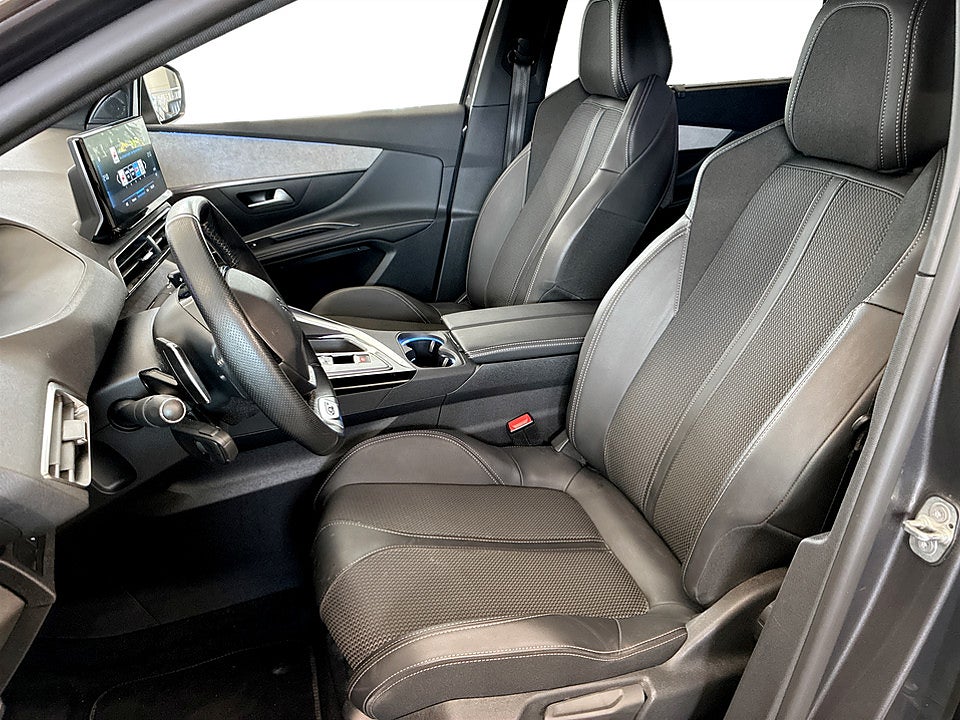 Bild på Peugeot 5008 GT 1.2 PT 130hk Aut 7-SITS B-KAMERA CARPLAY