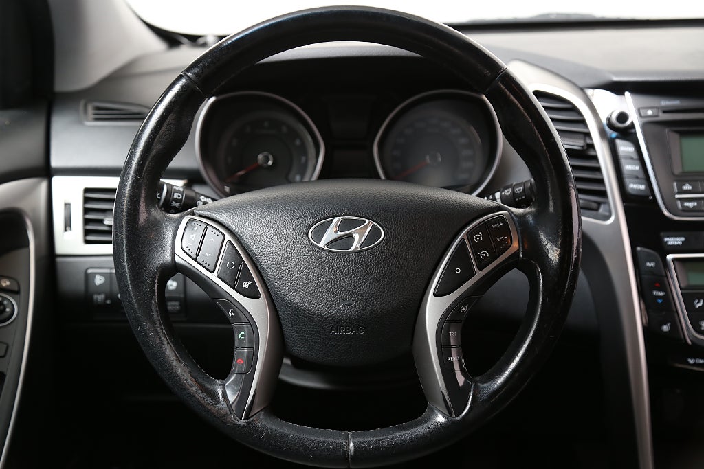 Hyundai i30 1,6 GDI 135hk Business Kombi Automat Nybesikt 2013