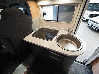 Husbil-halvintegrerad Knaus Van TI 550 12 av 19