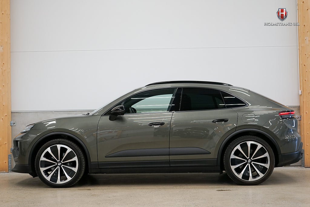 Porsche Macan 4 Electric 388hk Sport chrono Drag Pano BOSE 360 14vägs