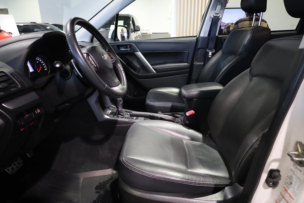 Subaru Forester 2.0 4WD XT 241HK Drag M-Värme H&K Navi Kamera Panorama 2014