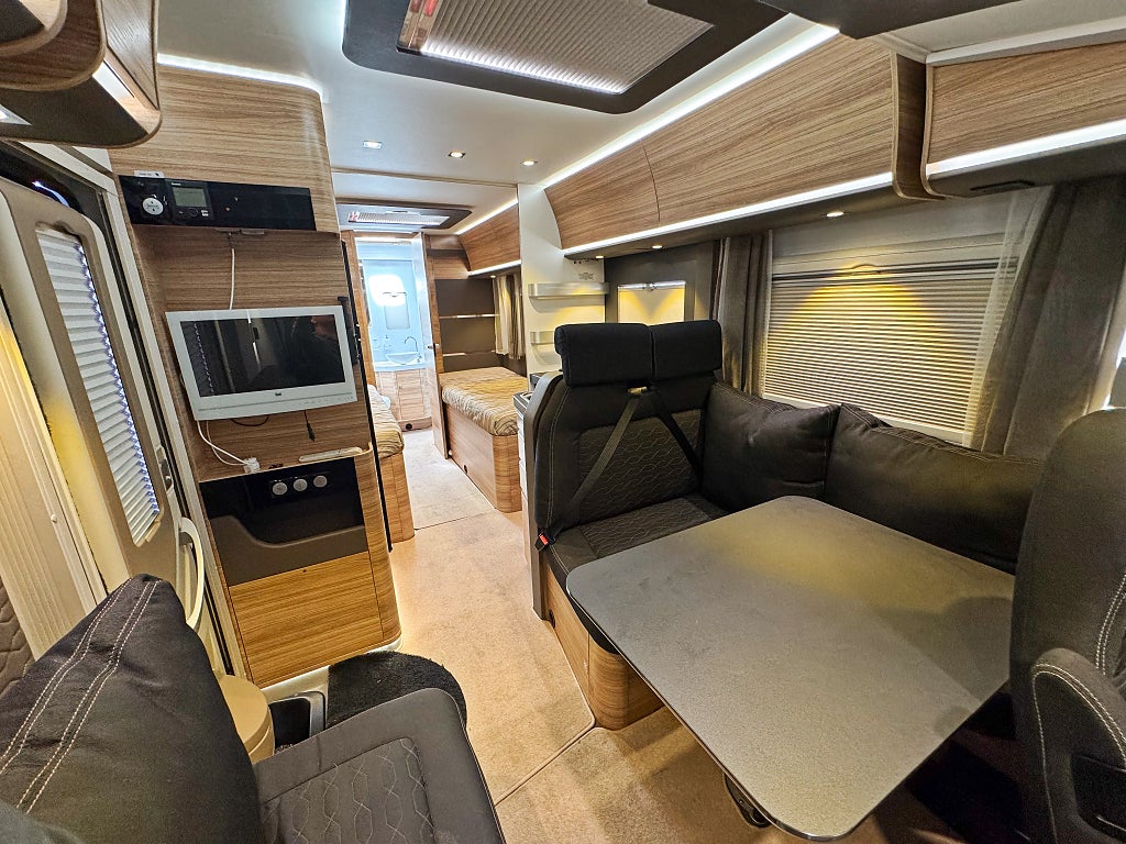 Adria Sonic I 700 SLT Enkelsängar Toa bak 4400 kg