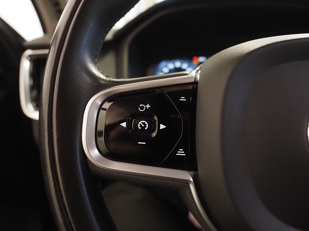 Volvo V90 D4 AWD 190hk Geartronic Momentum SE II | D-värm | Keyless | 2020