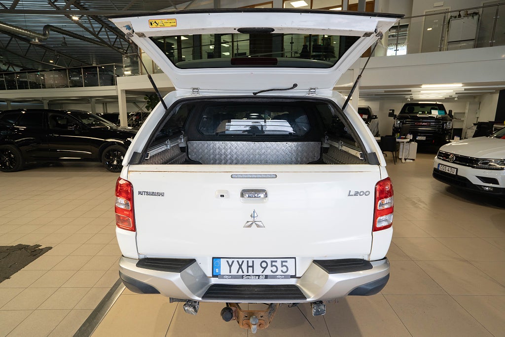 Mitsubishi L200 2.4 DI-D 4WD KÅPA D-VÄRM LÄDER DRAG KAMERA MOMS 1-ÄGARE