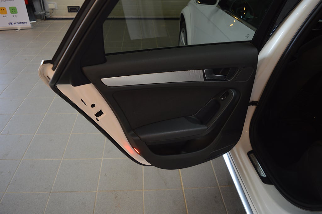 Audi A4 2011 - miniatyr 14
