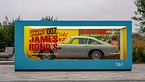 Kopian av den ikoniska DB5 finns utställd vid Battersea Power station i London. Foto: Aston Martin. 