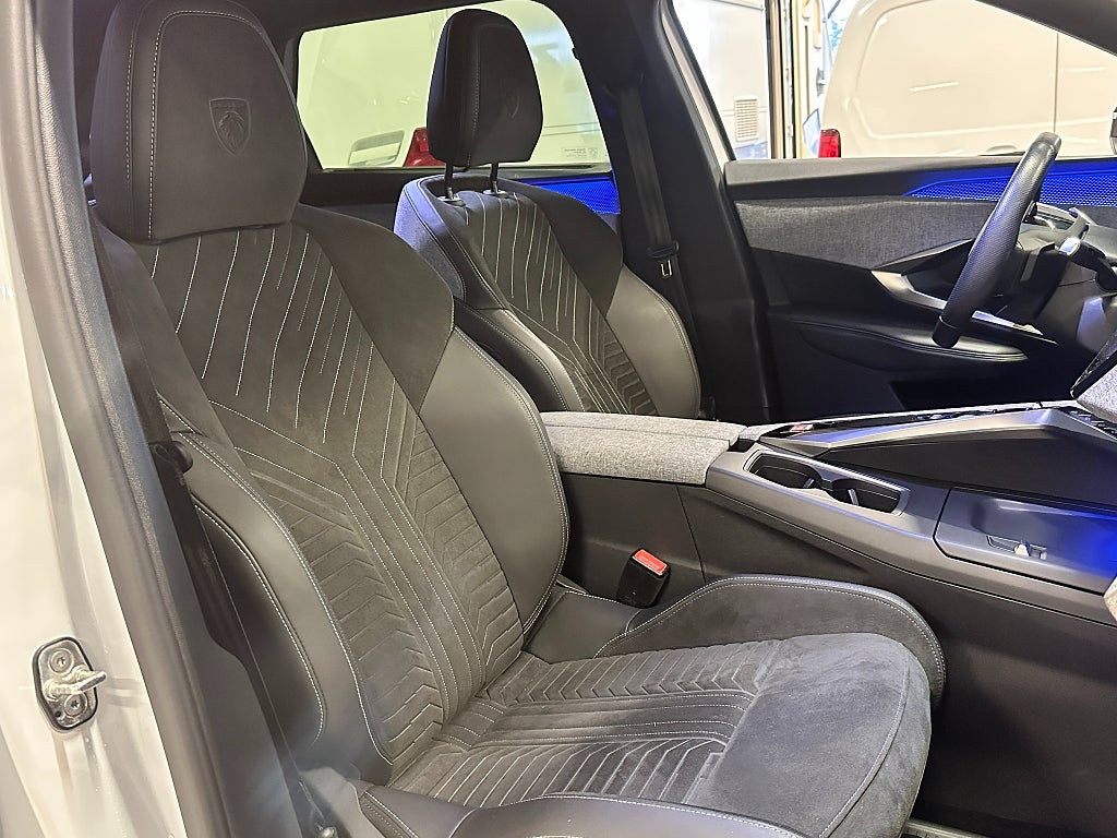 Peugeot E-5008 GT 73 kWh 7-säten Dragkrok, Elbaklucka, B-kam, Navi thumbnail