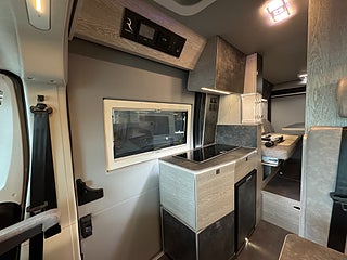 Husbil-halvintegrerad Robeta Kronos 180HK AUT Stor soffa bak! Långbädd & Popup-tak 5 av 29