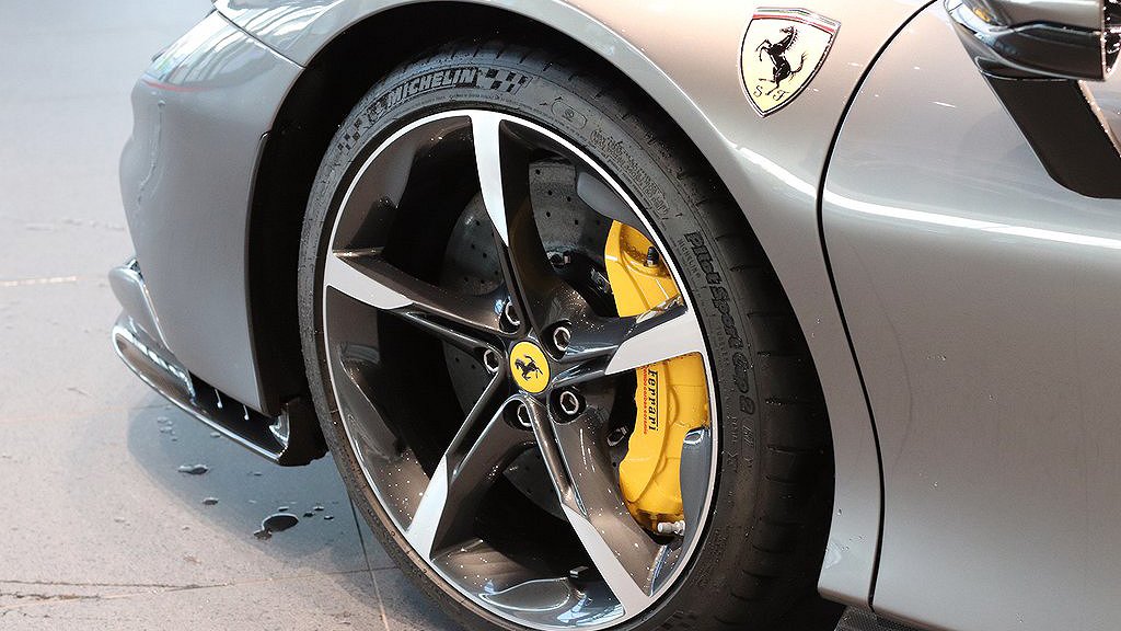 Ferrari SF90 Stradale är den italienska biltillverkarens första laddhybrid.