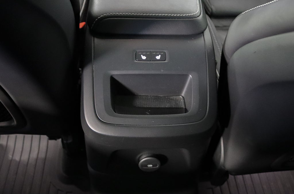 Volvo XC60 Recharge T8 AWD R-Design H/K Pano Värmare Drag