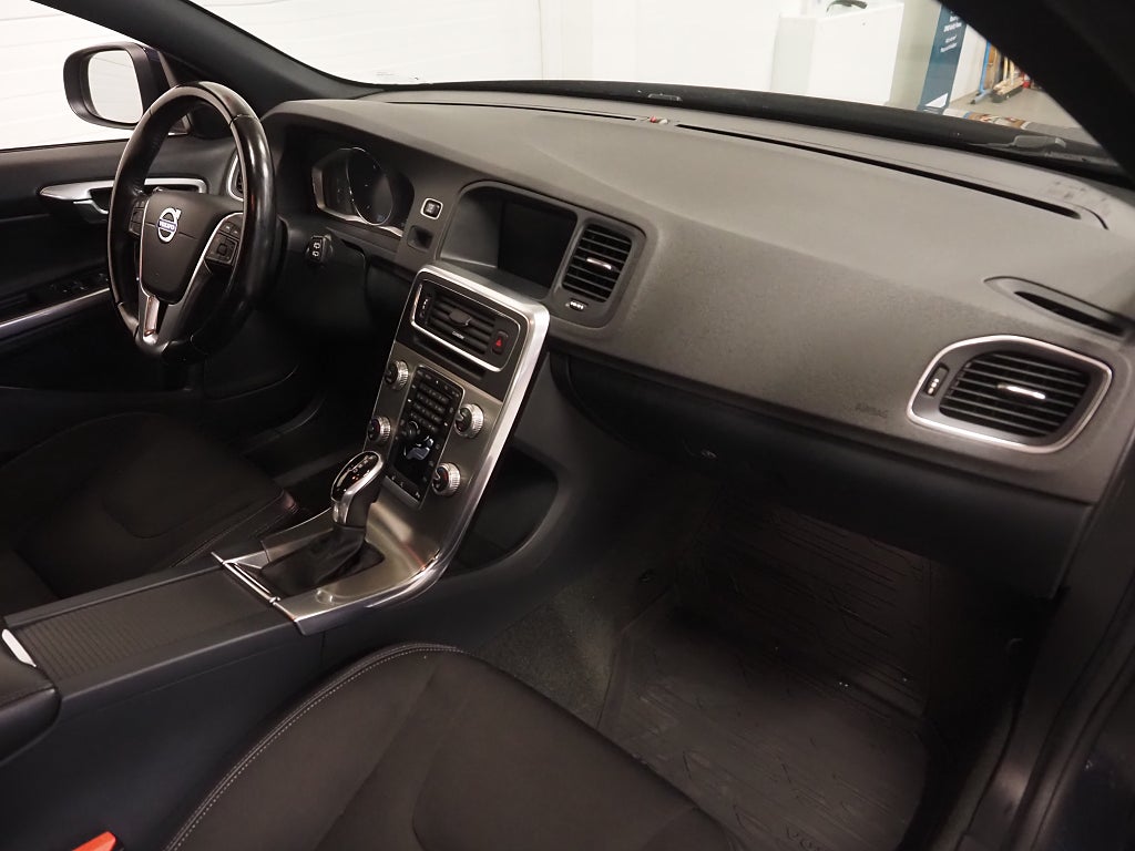 Volvo V60 D4 190hk Geartronic Momentum | D-värm | Låga mil | 2017