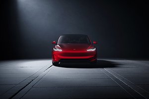 röd tesla i mörkt rum front