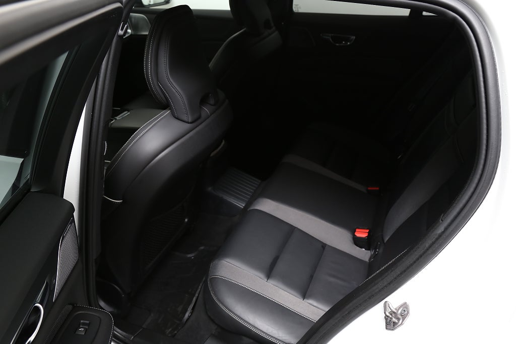 Volvo V60 Recharge T8 392hk R-Design Pro Edition III AWD B&W Pano