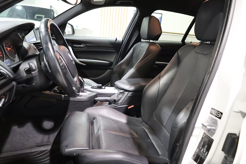 BMW M135i AUT M-Sport 320hk H&K Läder Blåtand Nyservad
