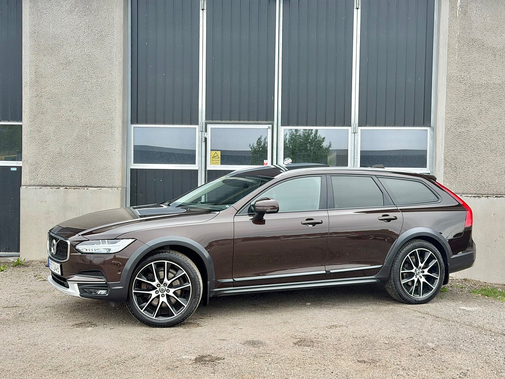 Volvo V90 Cross Country D5 AWD Inscription Pro B&W Pano HUD kamera Värm Drag 