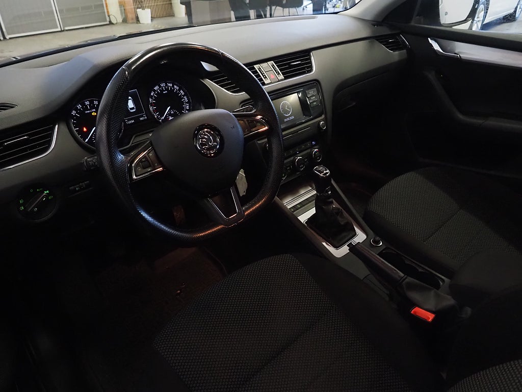 Skoda Octavia 1.6 TDI 110hk Greenline Pluspaket Dragkrok P-Sensorer 2015