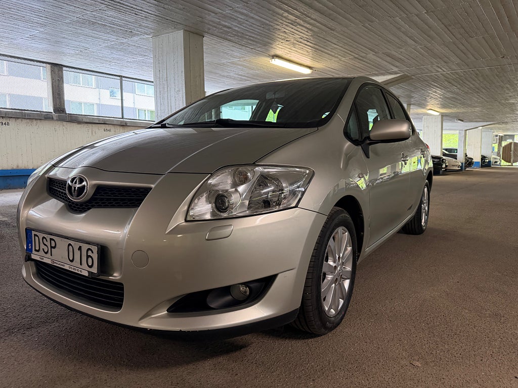 Toyota Auris 5-dörrar 1.6 Dual VVT-i Euro 4 2 ägare ,dragkrok,S&V dä
