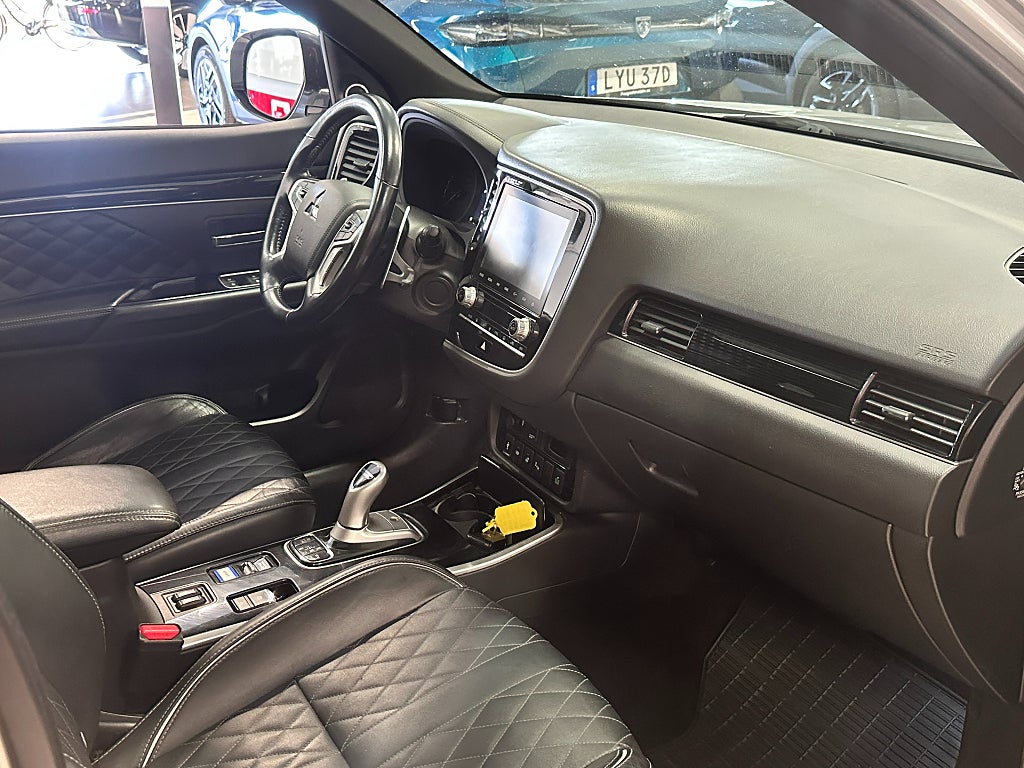 Mitsubishi Outlander CVT 224hk S-Edition Plug-In Hybrid AWD Taklucka Dragkro thumbnail