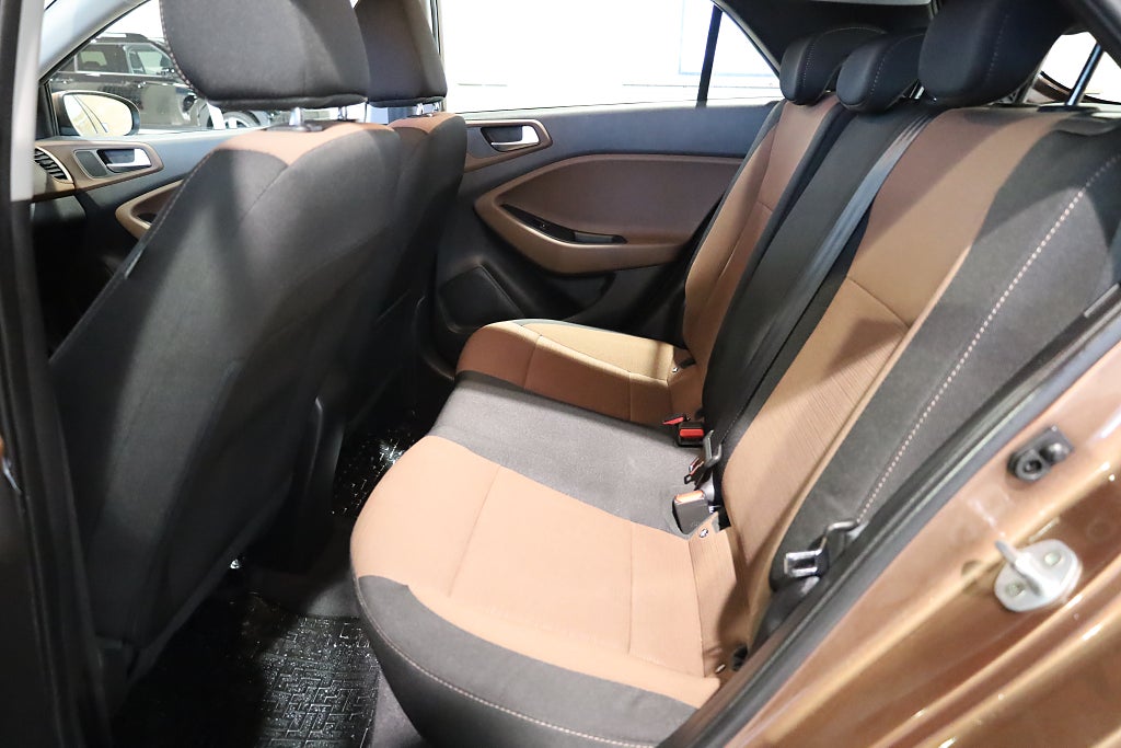 Hyundai i20 1,4 101hk Premium PDC Blåtand USB Rattvärme 2016