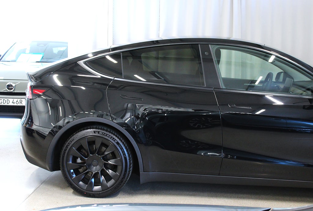 Tesla Model Y Standard Range RWD 299HK, Drag, Värmepump, 3,99% Ränta