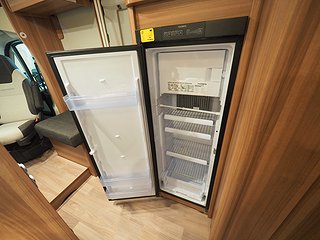 Husbil-halvintegrerad Weinsberg Carasuite 700 ME | 19 av 31