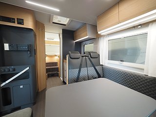 Husbil-halvintegrerad Adria Matrix 670 SL 9 av 23